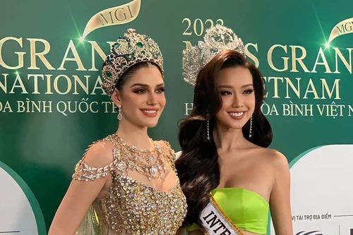 Thảm đỏ Miss Grand VN: Bảo Ngọc 'lấn át' chiều cao khi đứng cùng Hoa hậu đẹp nhất thế giới
