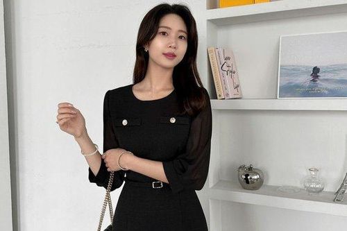 Váy đen tối giản - kiểu váy đáng sắm nhất của nàng công sở