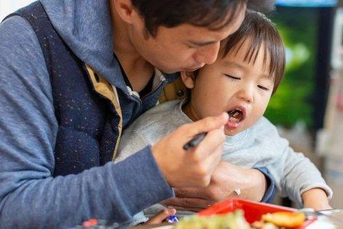 Nghỉ thai sản vẫn được trả lương, vì sao hơn 80% đàn ông nước này vẫn sợ phải ở nhà?