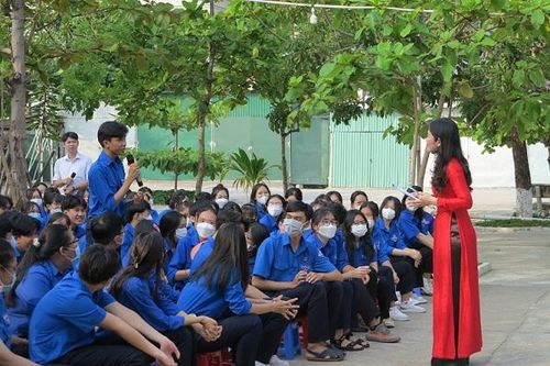 Trường THPT Dân lập Lê Thánh Tôn tổ chức hoạt động chào mừng kỷ niệm 370 năm xây dựng và phát triển tỉnh Khánh Hòa
