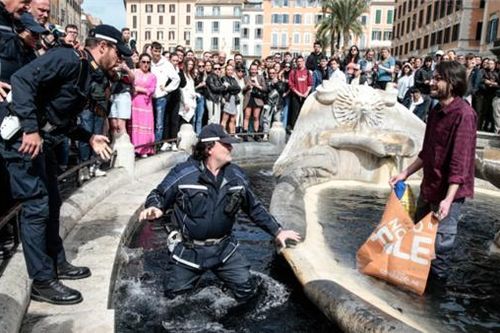Một đài phun nước nổi tiếng ở Rome bất ngờ bị nhuộm đen