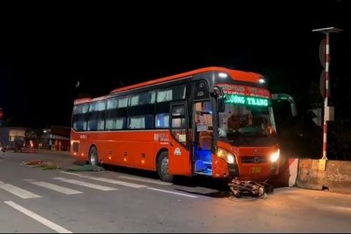 Xe giường nằm va chạm xe máy trên quốc lộ, một người tử vong