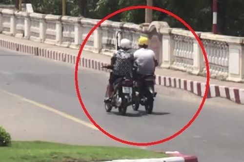 Từ thông tin trên Báo CAND, Công an mời đối tượng 'dìu' nhau bằng xe máy đến làm việc