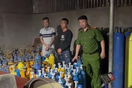 Phát hiện kho chứa hơn 200 bình 'khí cười'