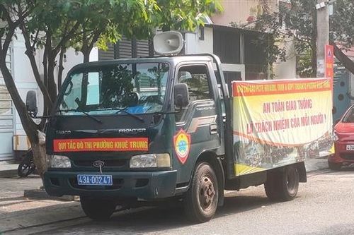 Quá hạn đăng kiểm, xe của UBND phường vẫn 'ngông nghênh' trên phố
