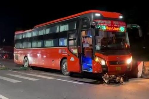 Bị xe khách tông, nam thanh niên đi xe máy tử vong tại chỗ