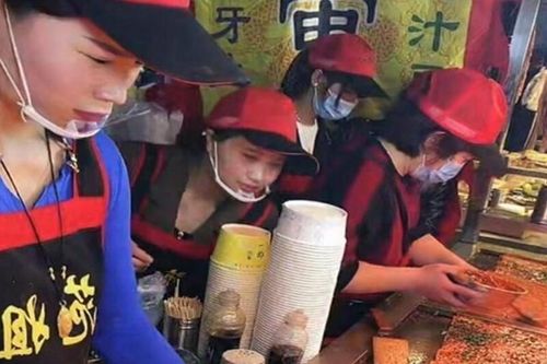 Chỉ bán đồ ăn vặt, cặp đôi kiếm hơn 30 triệu mỗi ngày