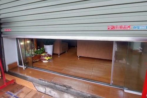 Quảng Ninh: Bé trai 11 tuổi bị cửa cuốn ở nhà đè tử vong