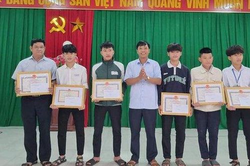 Dũng cảm lao ra vùng biển động cứu người, 6 người dân được tuyên dương