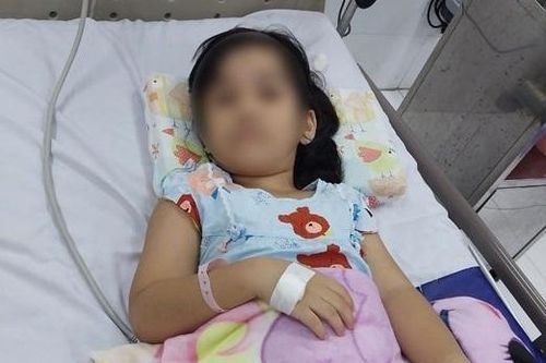 Bé 6 tuổi nhập viện cấp cứu vì thuốc nhỏ mũi