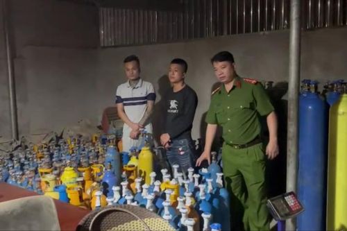 Phát lộ kho chứa hơn 200 bình 'khí cười'