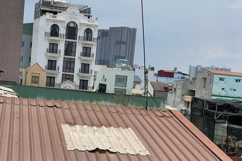 Thông tin vụ thanh niên bị chồng bạn đuổi đánh, rơi từ mái nhà tử vong