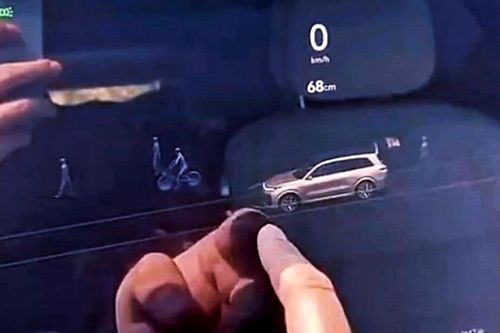 Vì sao xe điện Trung Quốc phát hiện người đi bộ ban đêm ở nghĩa trang