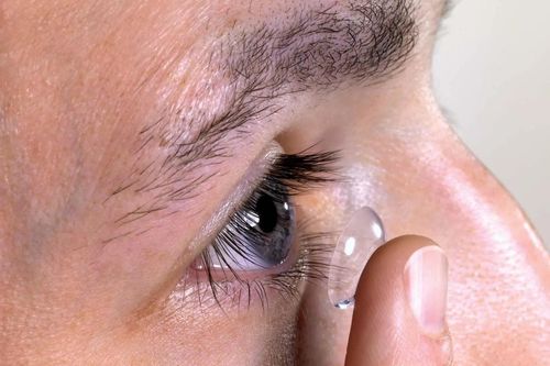 Thanh niên Mỹ mù một mắt do đeo kính áp tròng khi ngủ