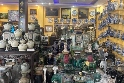 Độc đáo ngôi nhà 2 tầng được trang trí hơn 3.000 món đồ cổ