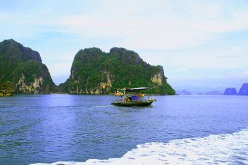 Kiểm tra phương tiện thủy nội địa hết hạn đăng kiểm tại Vịnh Bái Tử Long.