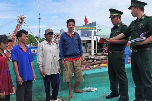 Điều tra vụ hai ngư dân ôm can nhựa trôi dạt trên biển