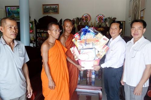 Đoàn công tác An Giang thăm, chúc Tết cổ truyền Chôl Chnăm Thmây