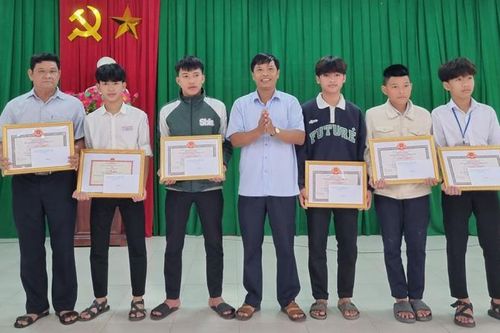 Khen thưởng 6 cá nhân dũng cảm lao ra sóng dữ cứu thiếu niên đuối nước