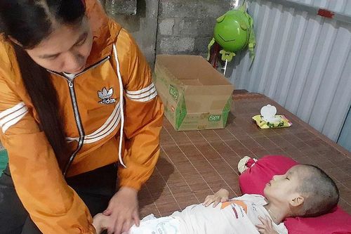 Vợ chồng nghèo có con bị mù và bại não