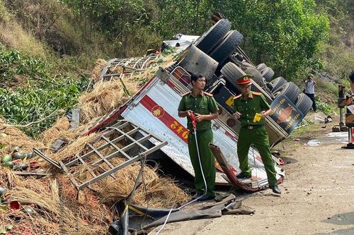 Vụ lật xe chở dưa hấu, 9 người thương vong: Không tìm được 'cửa thoát', tài xế chọn lao vào vách núi