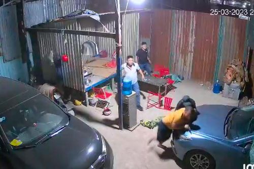 Nhóm côn đồ xông vào nhà dân 'truy sát' khiến 4 người bị thương