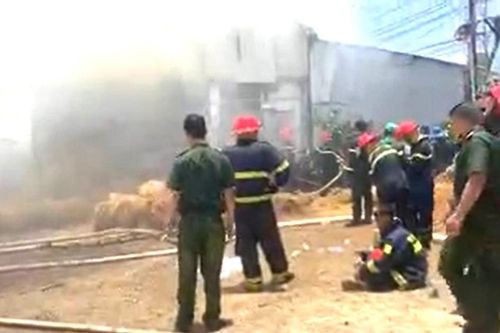 Bạc Liêu: Kho chứa rơm cháy dữ dội, huy động hơn 100 người dập lửa
