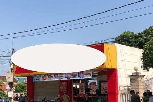 Nhân viên cửa hàng tiện lợi bị chồng cũ đâm tử vong
