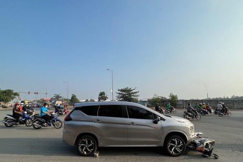 Tài xế có biểu hiện 'ngáo đá', tông hàng loạt xe máy