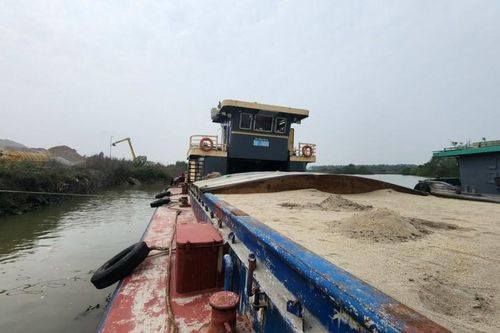 Tạm giữ tàu vận chuyển 600m3 cát trái phép