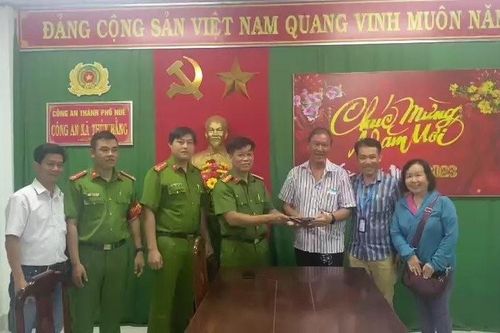 Nhanh chóng trao trả tài sản đánh rơi cho du khách nước ngoài