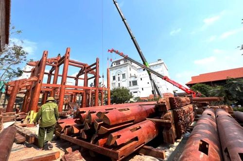 Tháo dỡ ngôi nhà gỗ hơn 20 tỷ xây dựng trái phép của đại gia ở Quảng Ngãi