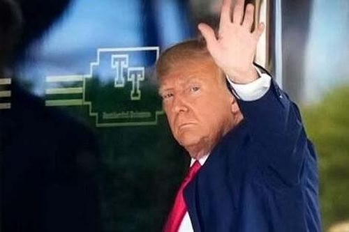 Ông Trump đến New York bằng chuyên cơ riêng, tăng cường đội ngũ biện hộ