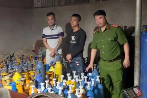 Tạm giữ kho 'khí cười' ở Quảng Ninh