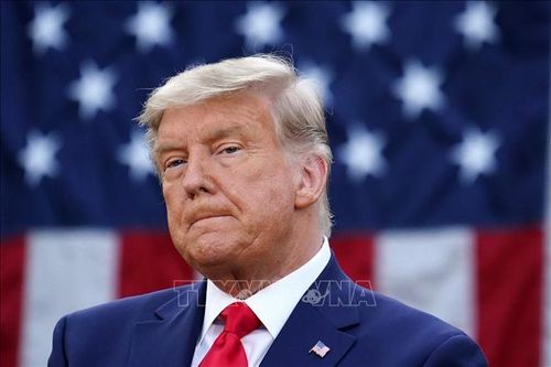 Bất lợi từ 'bão' điều tra bủa vây ông Trump trước ngày trình diện tòa