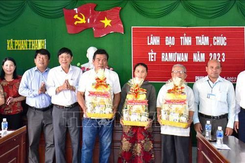 Lãnh đạo tỉnh Bình Thuận thăm, chúc Tết Ramưwan của đồng bào Chăm Bà Ni