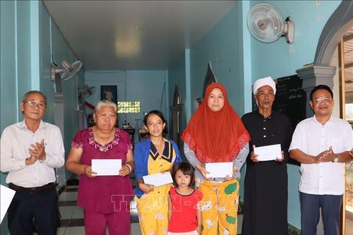 Thăm hỏi, tặng quà cộng đồng người Chăm dịp lễ Ramadan