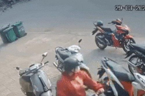 Clip: Trộm dùng kế 'điệu hổ ly sơn' cuỗm Wave trong tích tắc