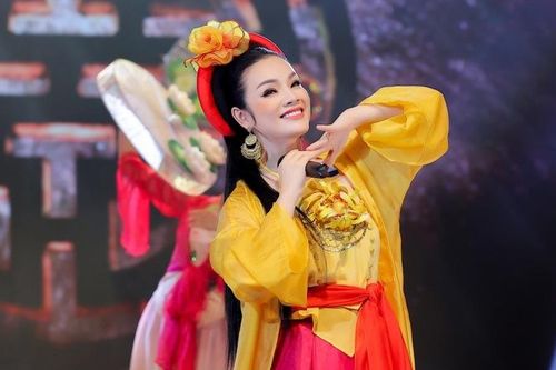 Tân Nhàn chiêu đãi khán giả bữa tiệc âm nhạc thịnh soạn dù sức khỏe có vấn đề