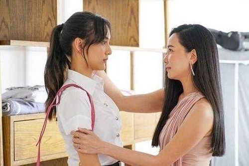 Vừa mặc chiếc váy hở lưng chị dâu tặng, tôi đã bị mẹ mắng té tát