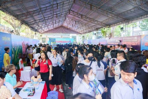 Rộn ràng Ngày hội Tư vấn Hướng nghiệp - Tuyển sinh 'HUFI Open day' 2023
