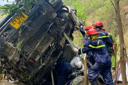 Phú Yên: Xe tông vào vách núi 'chở quá tải, khả năng hư phanh'