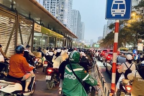Tổ chức lại giao thông tại hàng loạt nút giao, Hà Nội vẫn ùn tắc