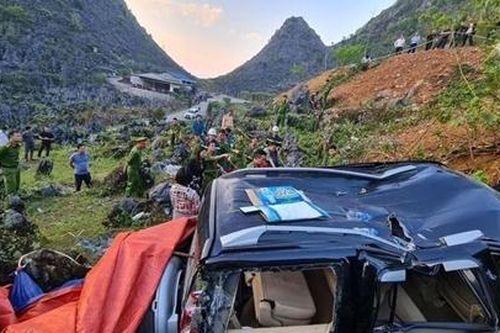 Gần 10 tiếng giải cứu thanh niên rơi xuống hang sâu hơn 50m