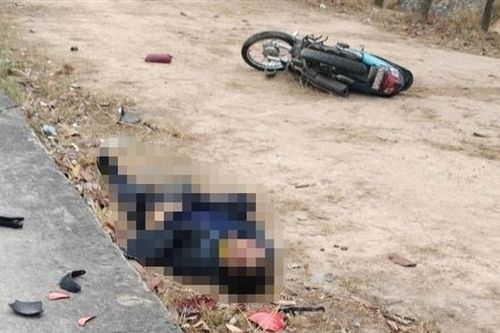 Bị đuổi đánh, một công nhân tông xe vào cột điện tử vong