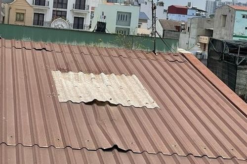 Vụ 'tình địch' rơi từ mái tôn tử vong không phải là án mạng