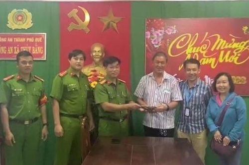 Du khách Singapore đến Huế du lịch đánh rơi tài sản được Công an xã tìm giúp