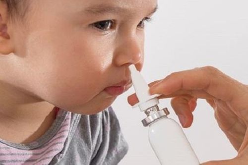 Rối loạn nhịp tim, bé 6 tuổi nhập viện vì thuốc nhỏ mũi của người lớn, cảnh báo sai lầm dễ mang họa cho trẻ
