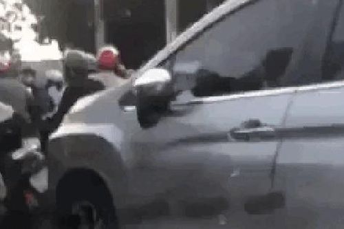 Tài xế ô tô dương tính với ma túy, tông hàng loạt xe máy đang dừng đèn đỏ