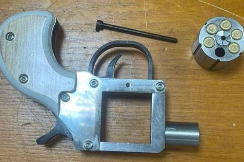 Khởi tố đối tượng mang theo súng đi đánh bạc
